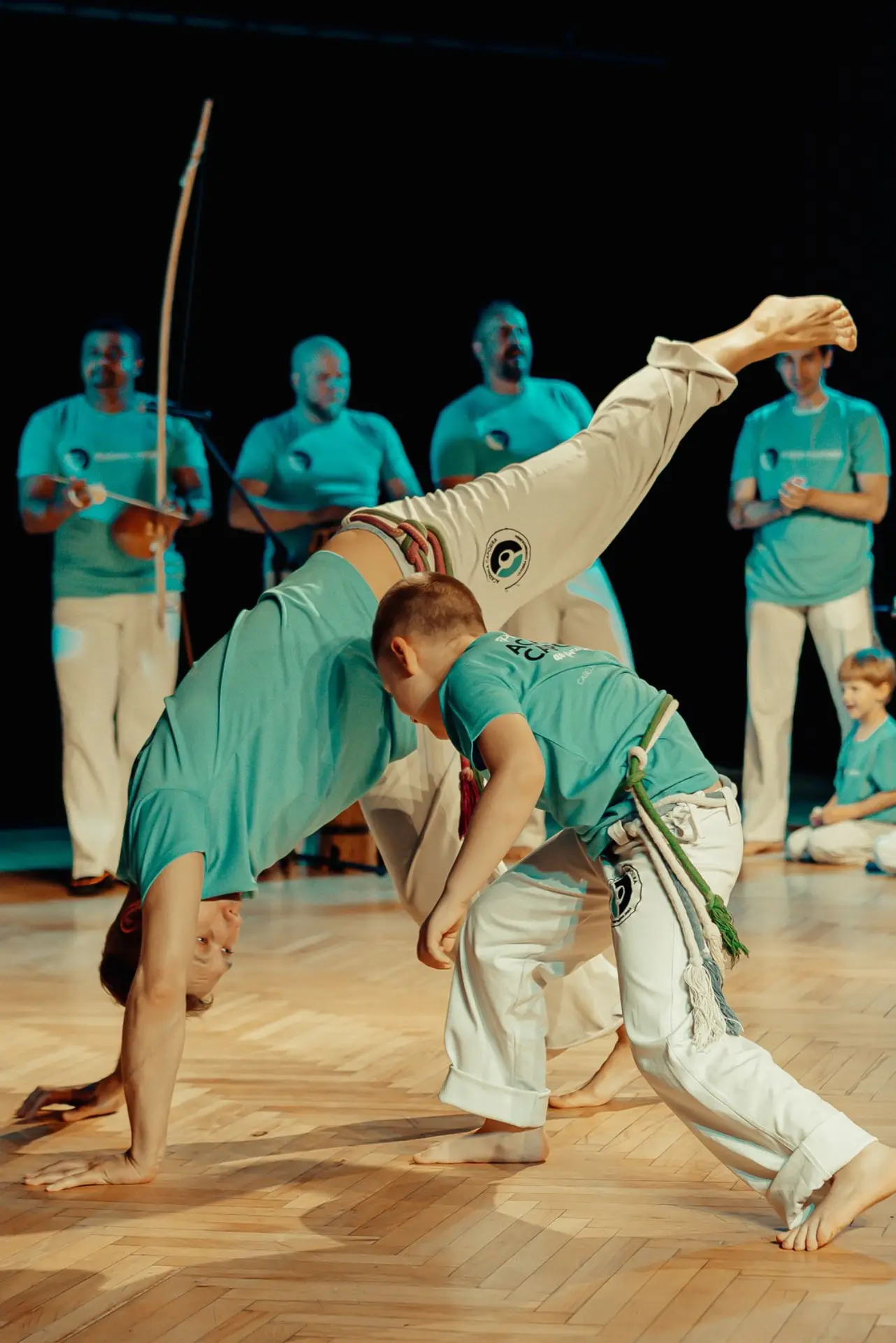 Kopnięcie podczas rody capoeiry w Academia Capoeira w Łodzi
