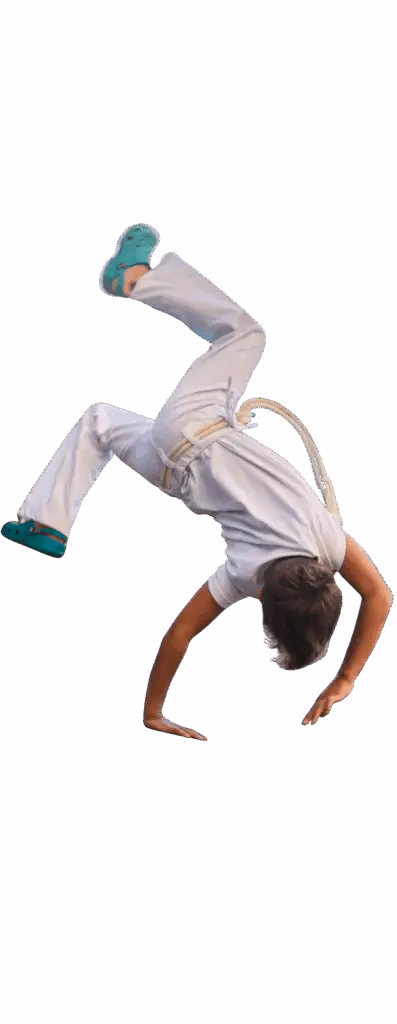 Akrobatyczny ruch capoeiry podczas treningu w Academia Capoeira w Łodzi