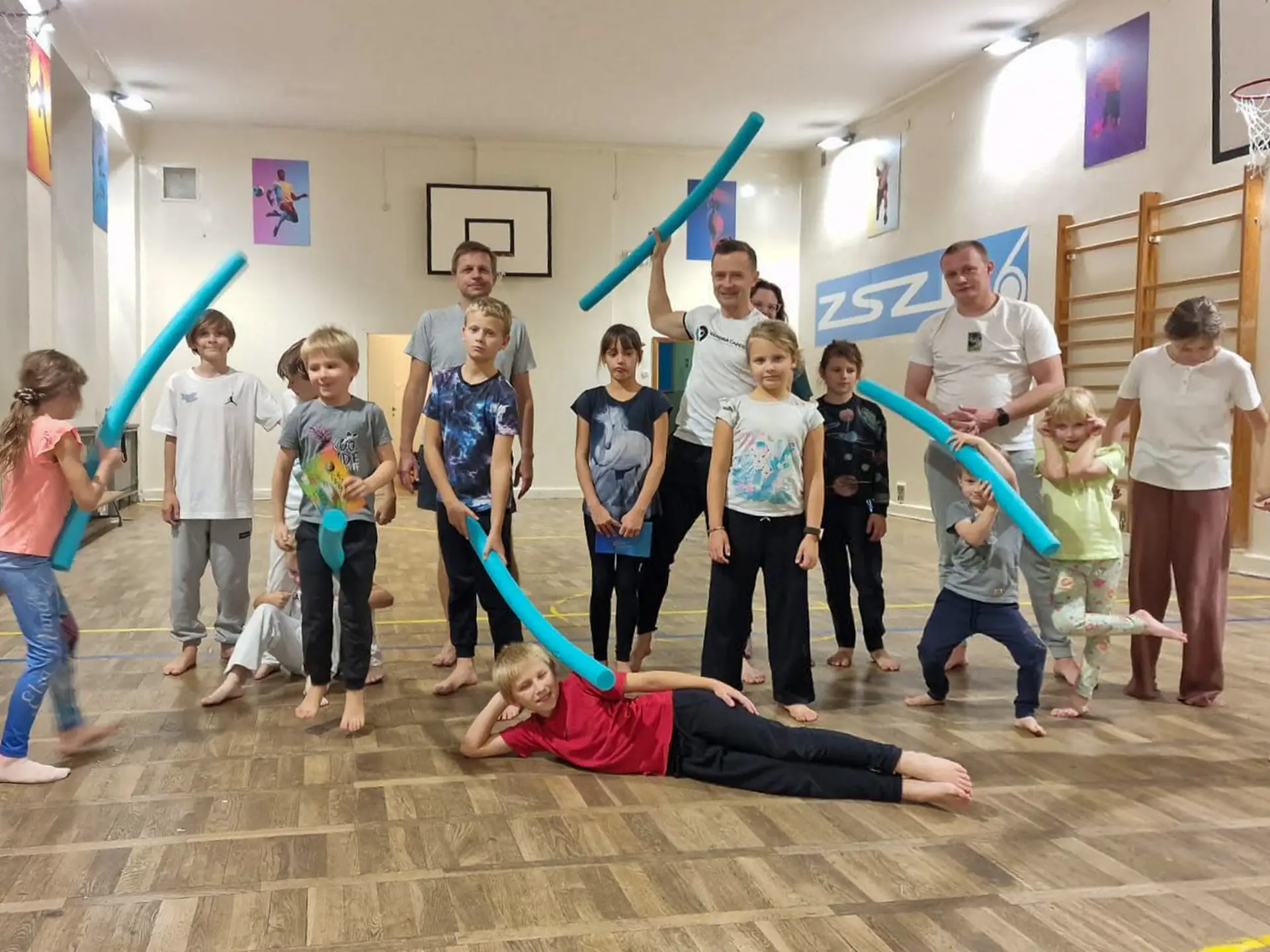 Wspólny trening capoeiry rodzica z dzieckiem w Academia Capoeira w Łodzi