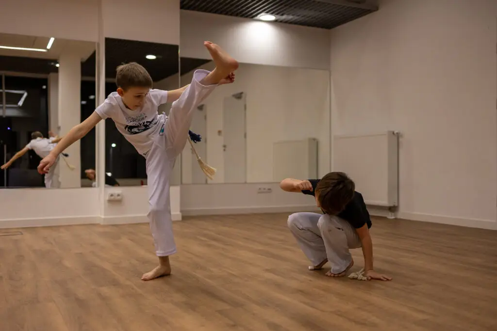 Dzieci podczas treningu capoeiry w Academia Capoeira w Łodzi