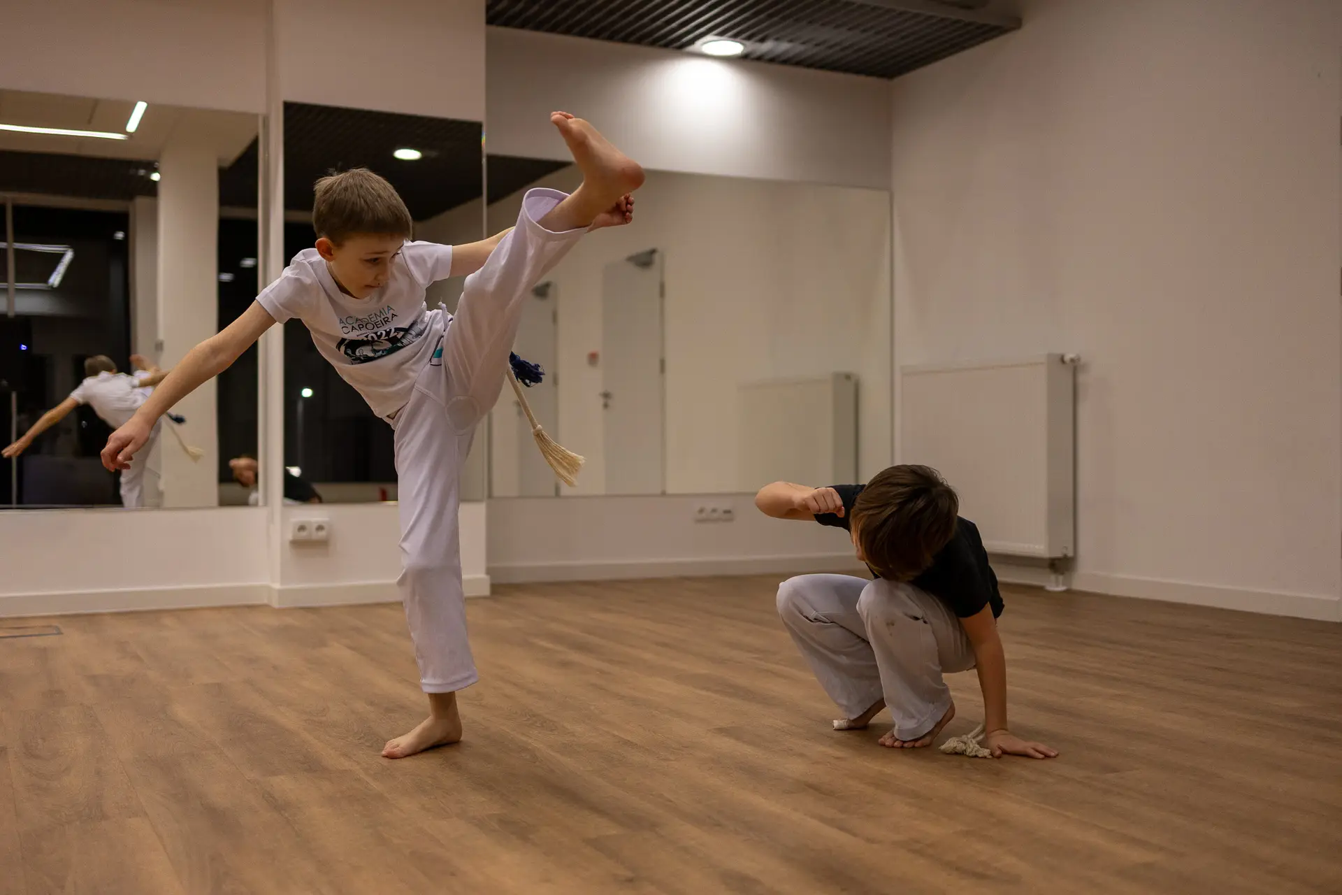 Dzieci podczas treningu capoeiry w Academia Capoeira w Łodzi