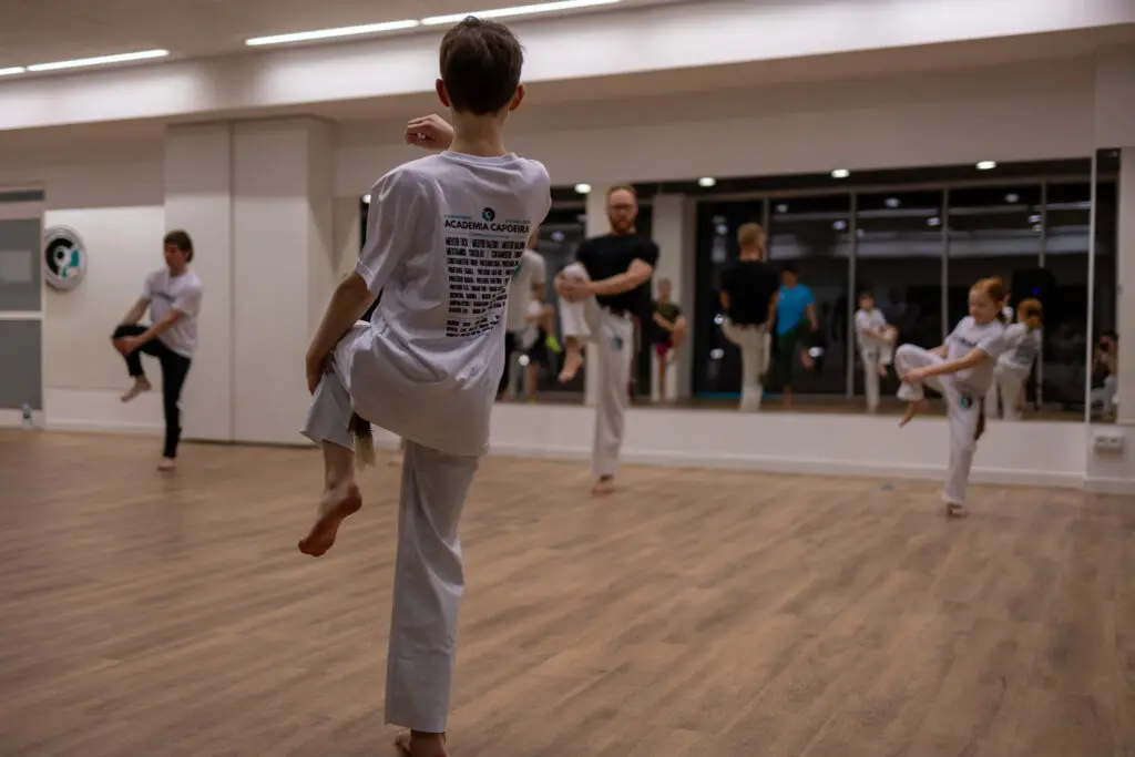 Dziecko podczas zajęć capoeiry budujących pewność siebie w Academia Capoeira w Łodzi