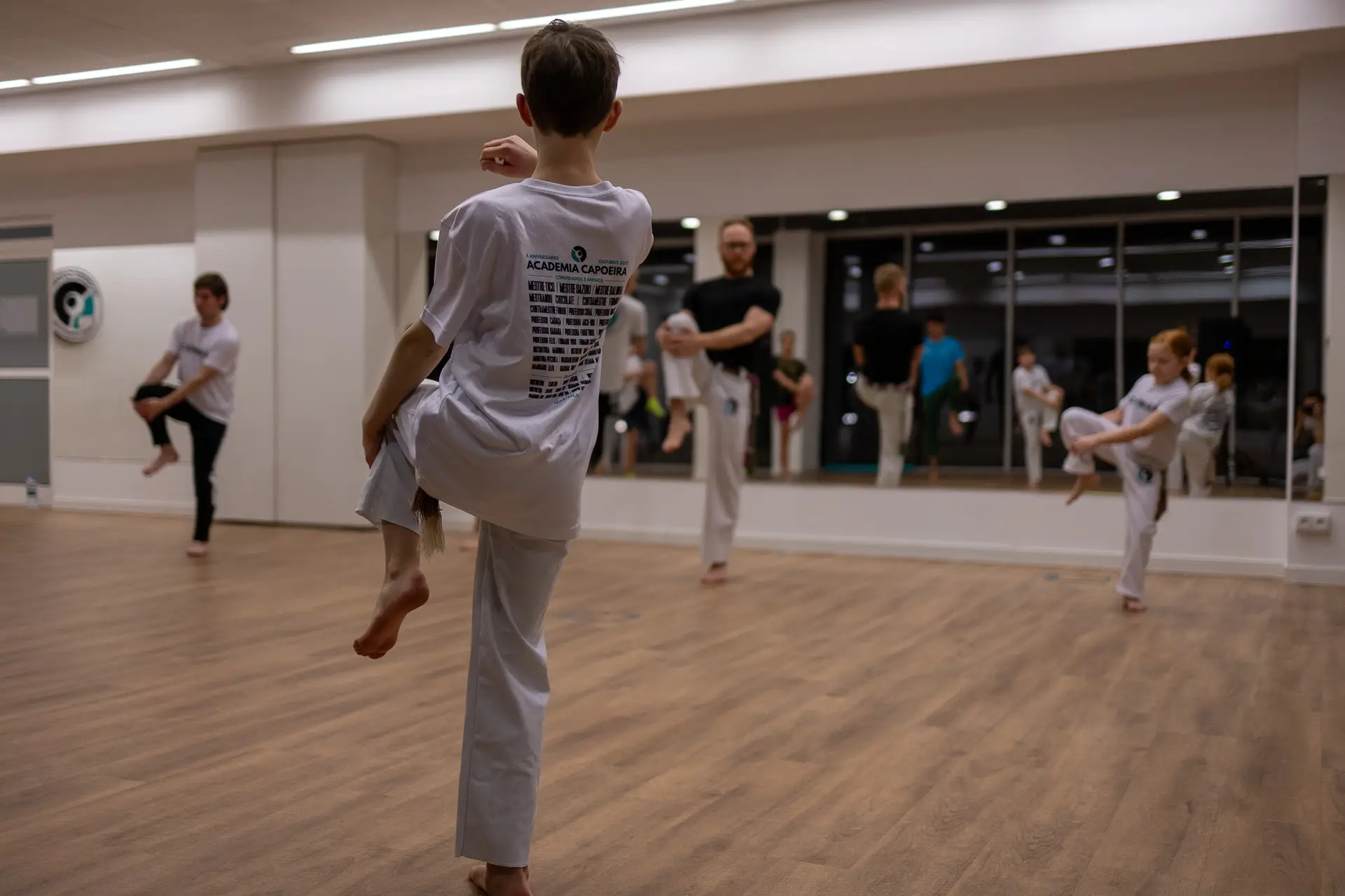 Dziecko podczas zajęć capoeiry budujących pewność siebie w Academia Capoeira w Łodzi