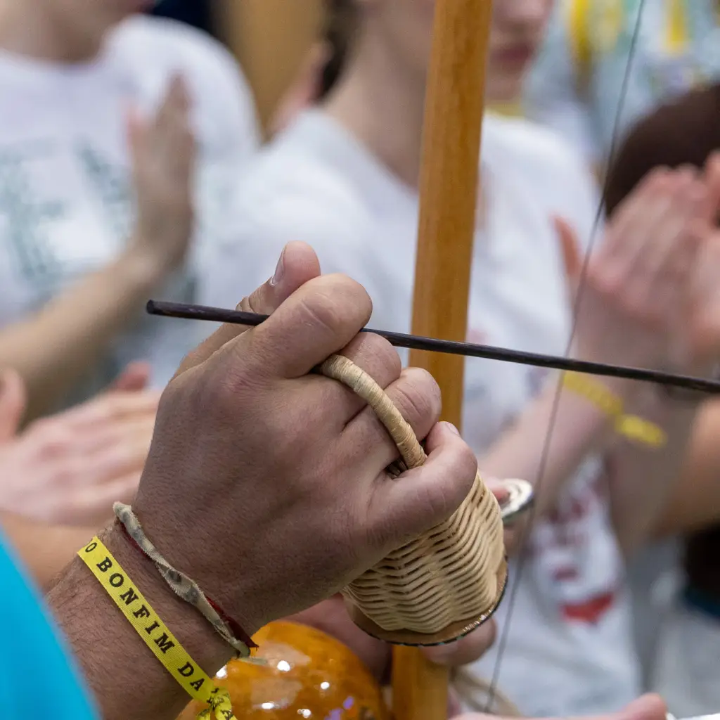 Rytm i muzyka podczas treningu capoeiry w Academia Capoeira w Łodzi