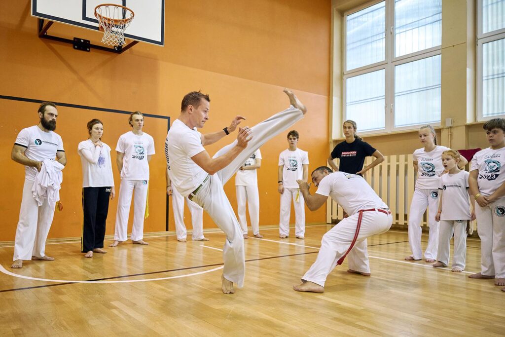 Capoeira nie jest dla mnie – Tomasz Tomczyk prezentuje kopnięcie podczas treningu