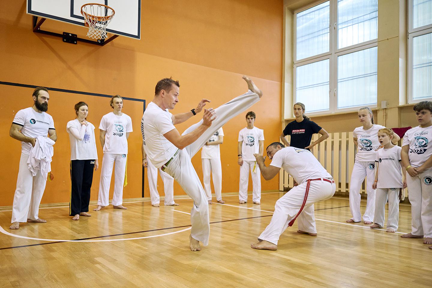 Capoeira nie jest dla mnie – Tomasz Tomczyk prezentuje kopnięcie podczas treningu